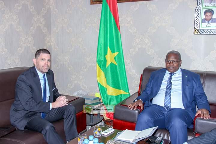 نيانغ جبريل حمادي الوزير الأمين العام للحكومة الموريتانية ومايكل دودمان السفير الأمريكي بموريتانيا