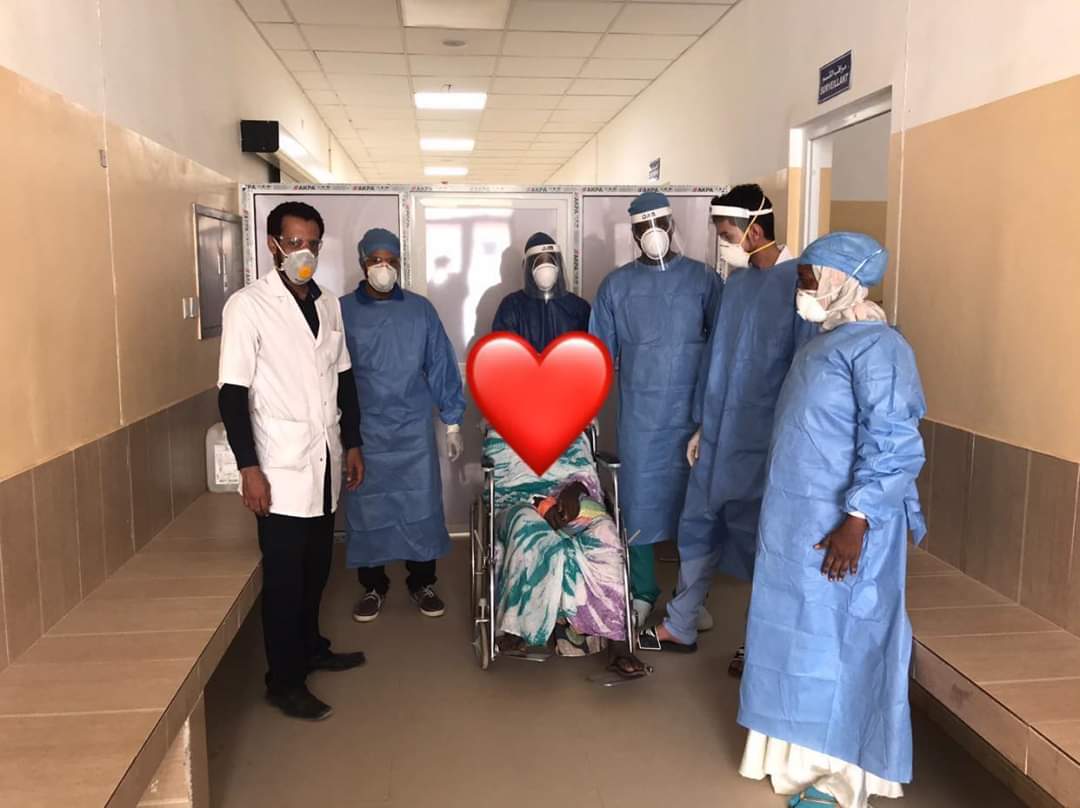 صورة من السبدة مع الفريق الطبي