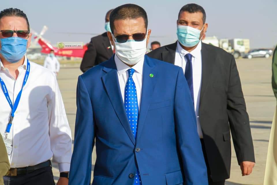 وزير الصحة خلال تسلمه المعدات 