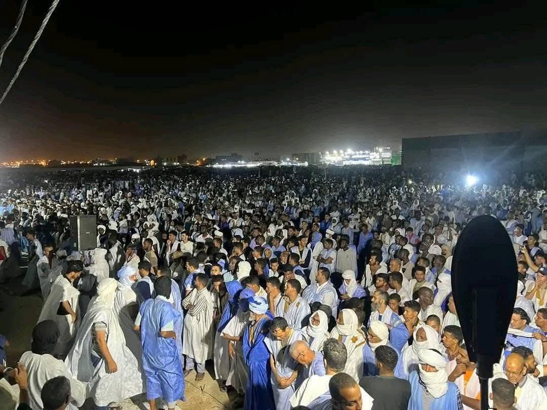 عشرات آلاف الموريتانيين يؤدون صلاة الجنازة على العلامة الشيخ محمد عبد الرحمن أحمد الملقب ولد فتى