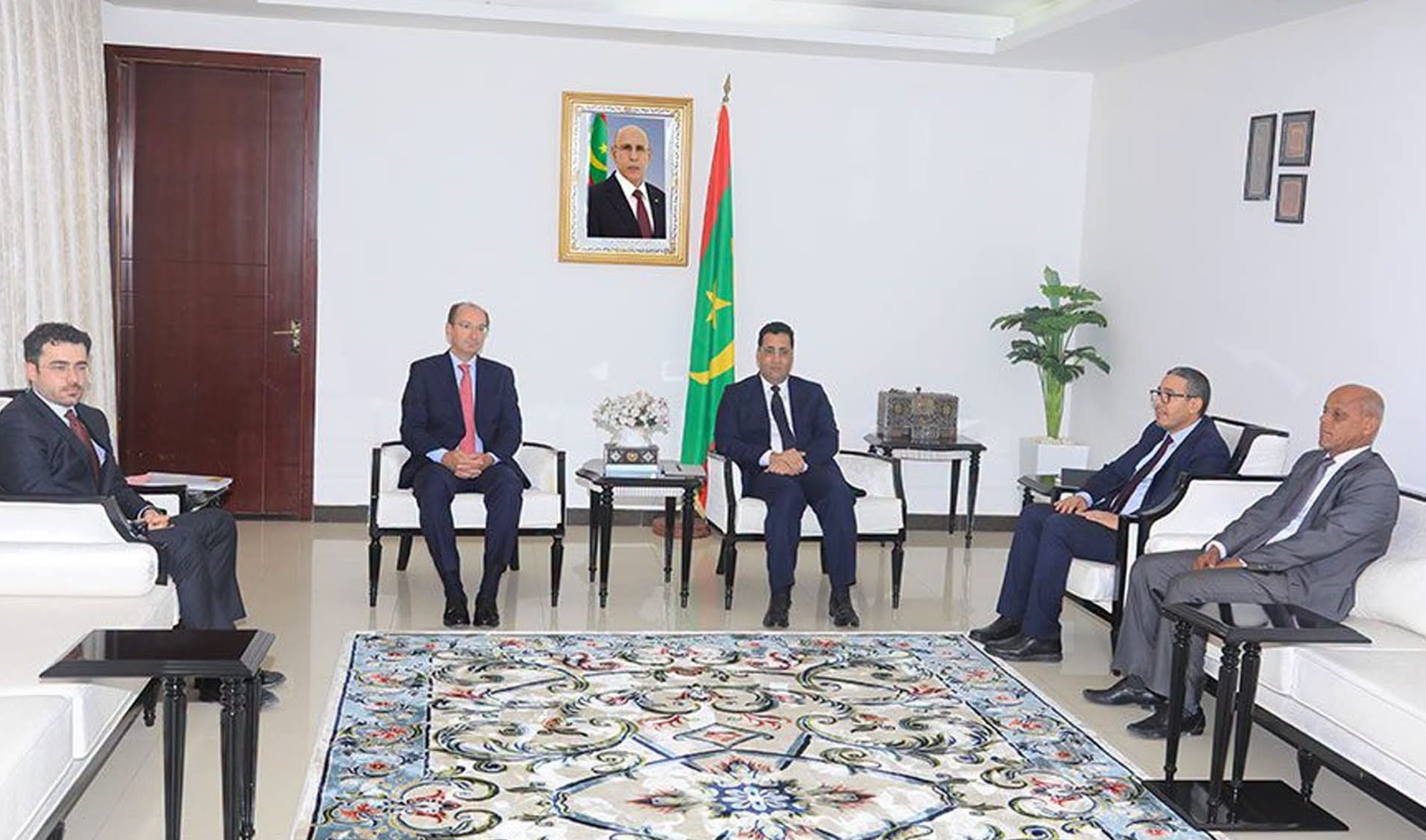 الوزير الأول يلتقي سفير إسبانيا