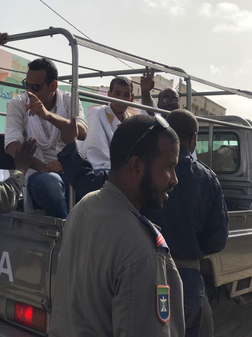 الشباب فى سيارة الحرس