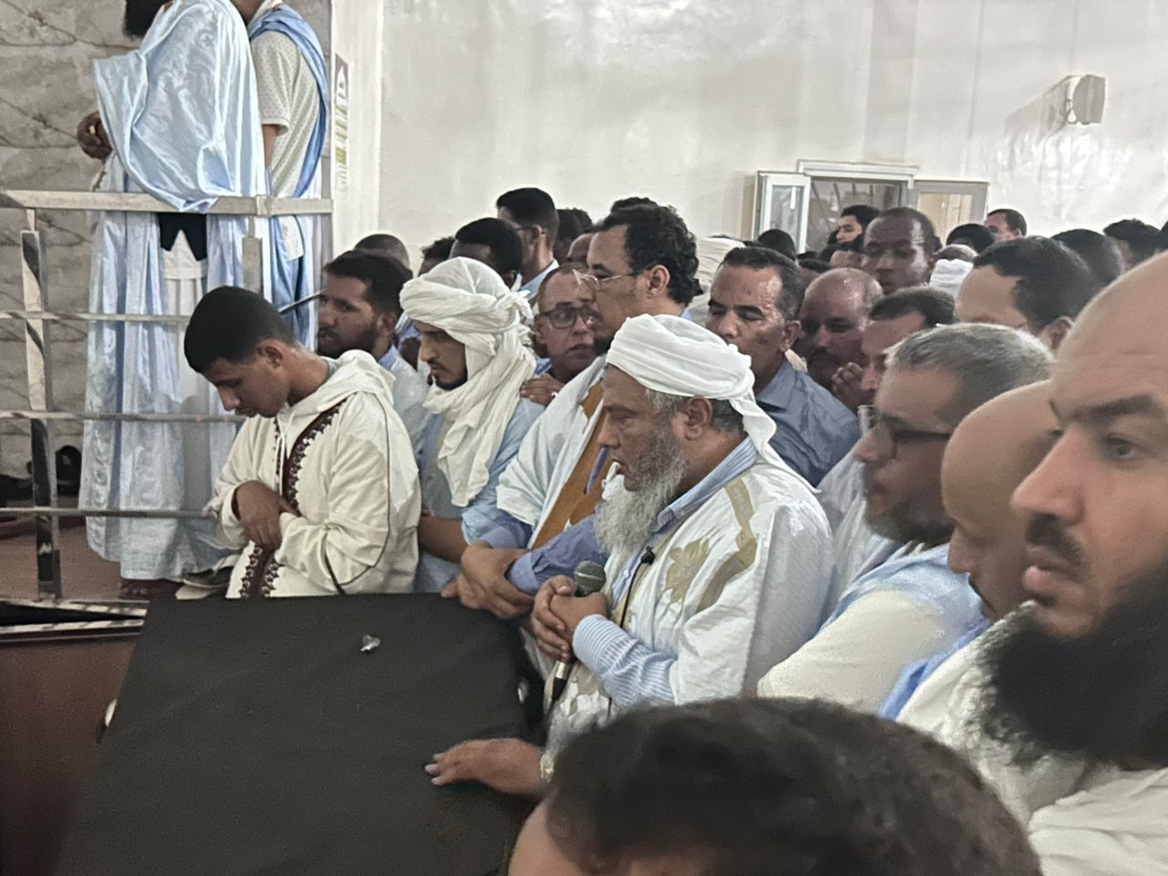 العلامة الشيخ محمد الحسن الددو يؤم المصلين خلال الصلاة على جنارة الشيخ ولد فتى