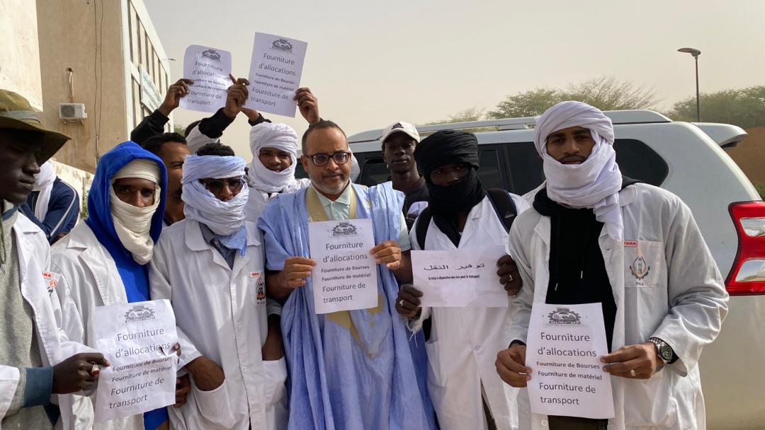 النائب المرتضى ولد اطفيل خلال مشاركته وفقة الطلاب اليوم