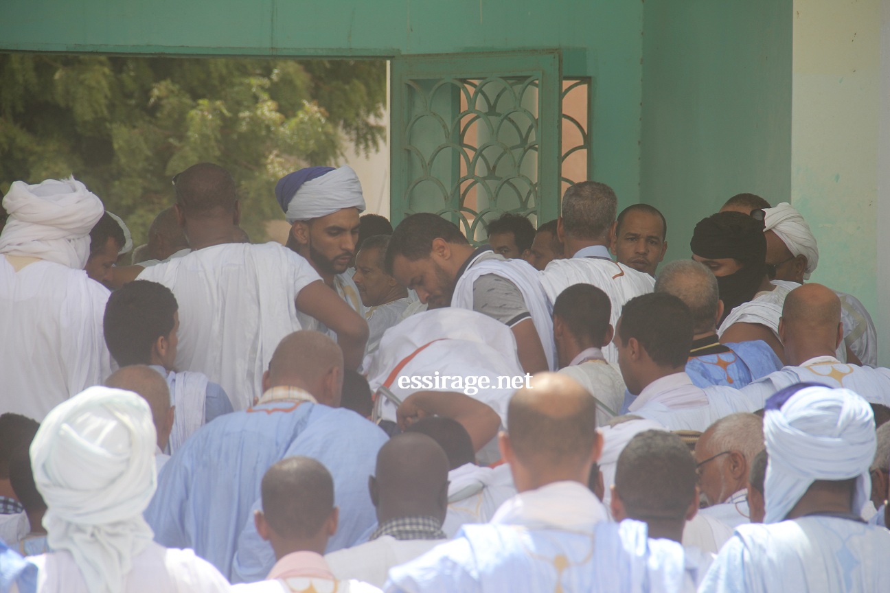 خلال إخراج الجثمان من المسجد الجامع 