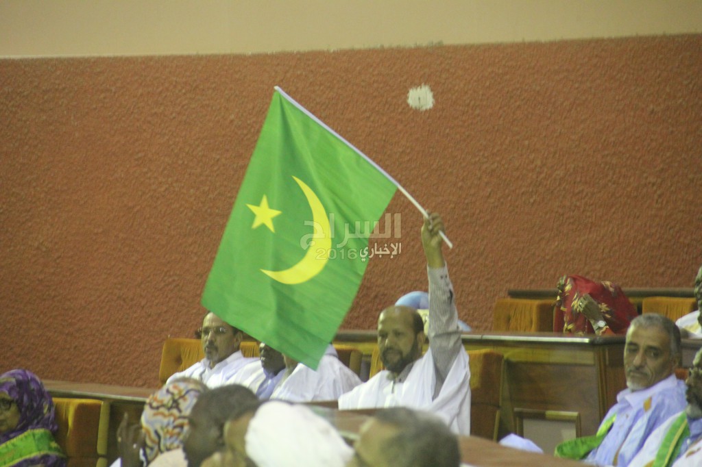 خلال رفعه العلم