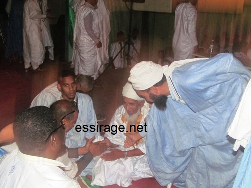 ولد فتى يصافح بعض الجماهير