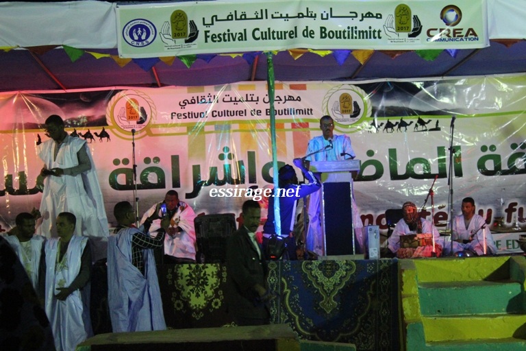 رئيس الجمعية خلال افتتاحه المهرجان 