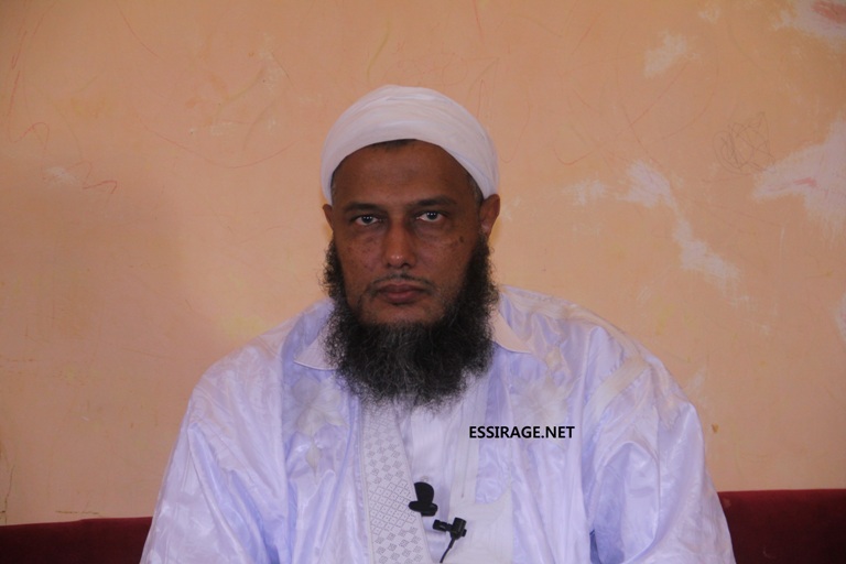 رئيس مركز تكوين العلماء بموريتانيا الشيخ محمد الحسن الددو خلال مقابلته مع السراج الإخباري (السراج) 