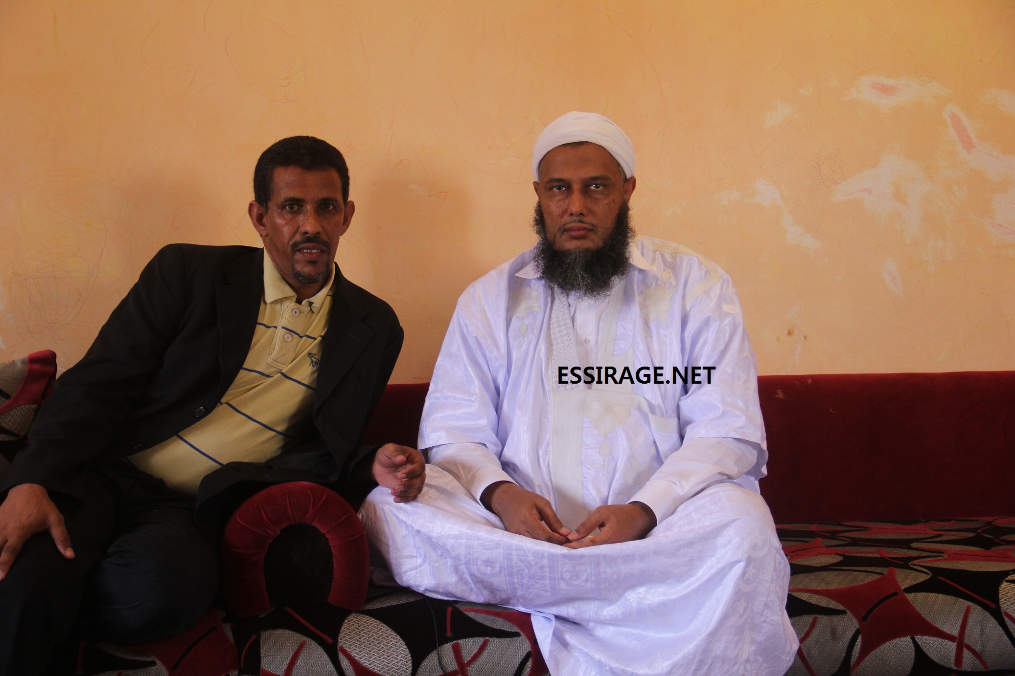صورة من الشيخ محمد الحسن الددو ومدير مؤسسة "السراج" أثناء المقابلة