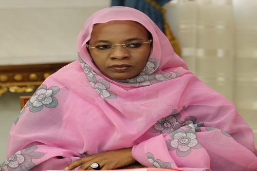 خديجة امبارك فال: وزيرة التجارة والصناعة والسياحة