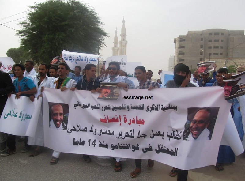 مسيرة حاشدة نظمتها مبادرة إنصاف للمطالبة بإطلاق سراح محمدو ولد صلاحي السجين بغوانتنامو منذ 14 عاما (السراج)
