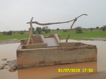 برك المياه تحاصر البئر الاسمنتي في بوغول 