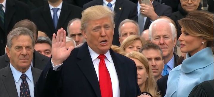 ترامب خلال أداء اليمين الدستوري 