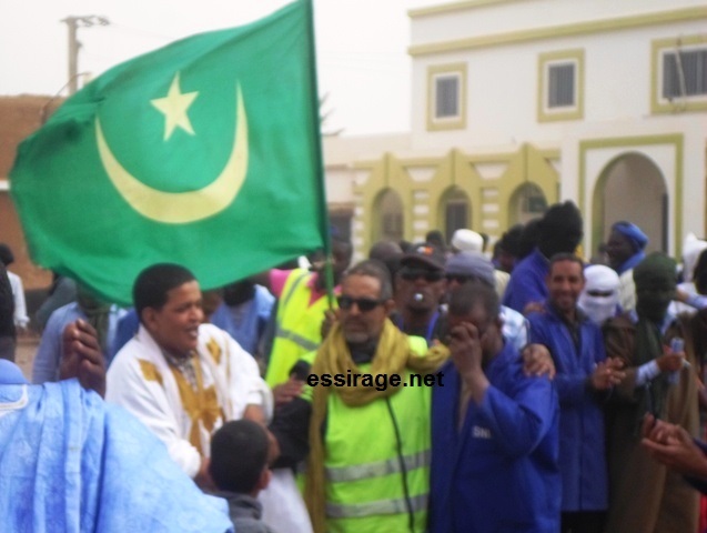 عمال اسنيم المضربين وهم يحتفون بمنضمين جدد إلى الإضراب في ازويرات (السراج)