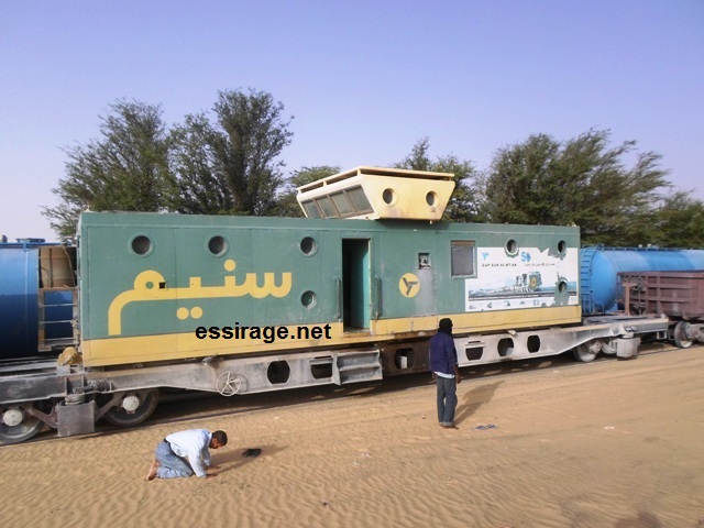 قطار شركة اسنيم وهو متوقف عند بلدة "بو لنوار" على مقربة من مدينة نواذيبو (السراج)