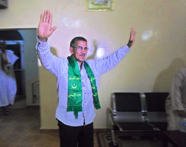 المنجوب العمالي محمد ولد آبيلي وهو يخرج من قاعة المفاوضات التي جرت بينه ومبعوثين من الرئيس الموريتاني لحل أزمة عمال اسنيم (السراج)