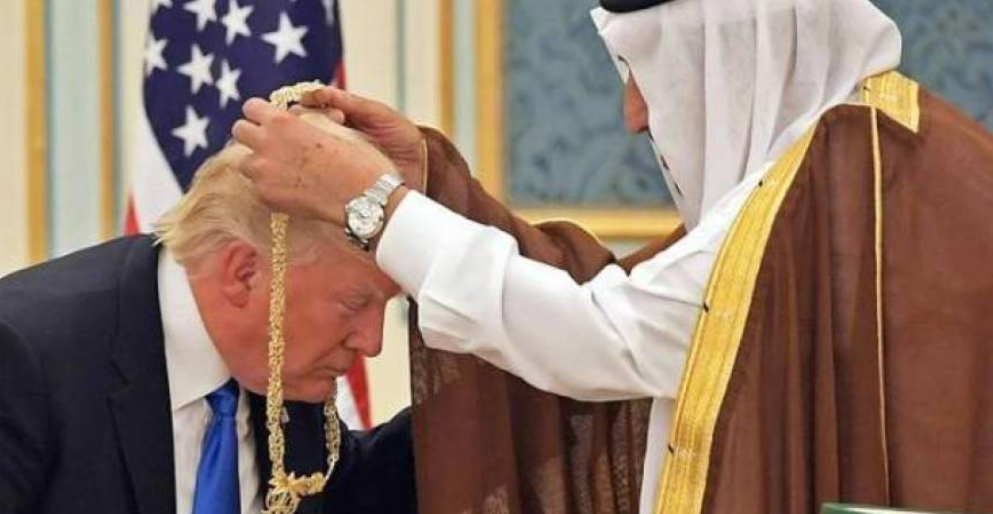 لحظة تقليده هدية 
