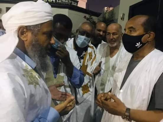الشيخ الددو خلال تقديم العزاء للرئيس السابق 