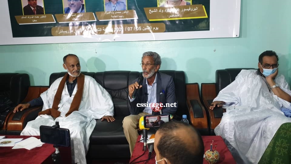 لبروفسير عبد الودود ولد الشيخ خلال الندوة اليوم