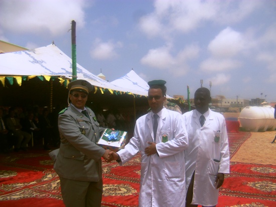 الزميل عبد المجيد خلال تسلمه التكريم 