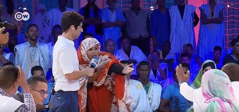 السيدة زينب أحمد سالم لحظة نقاشها مع الوزير 