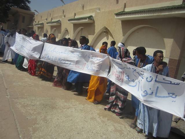 جانب من تظاهر سكان تجمع ترمسه ضد العطش 