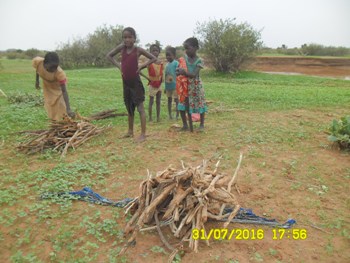 أطغال في مهام الكبار جلب الحطب والماء 
