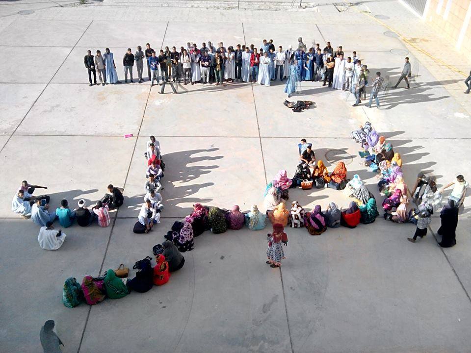 صورة الطلاب وهم يكتبون عبارة الإضراب