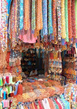 رمضان ينعش تجارة السبح والكتب الدينية والمساويك