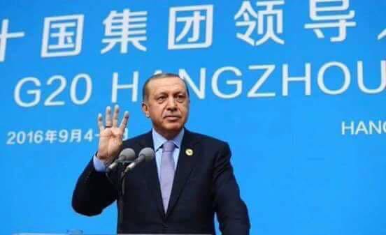 أردوغان يرفع شارة "رابعة" في ختام قمة العشرين