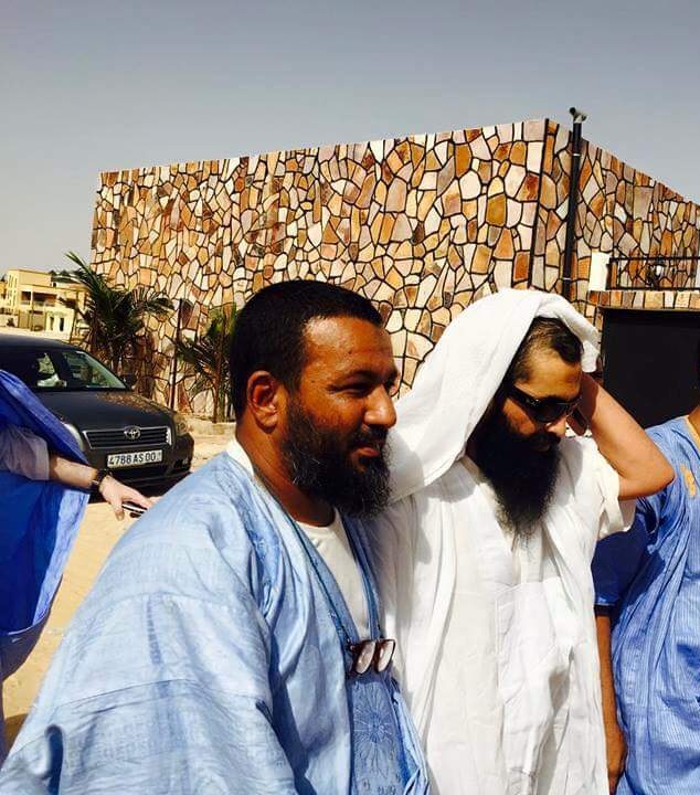 ولد عبد العزيز في الطريق إلي بيت ذويه 