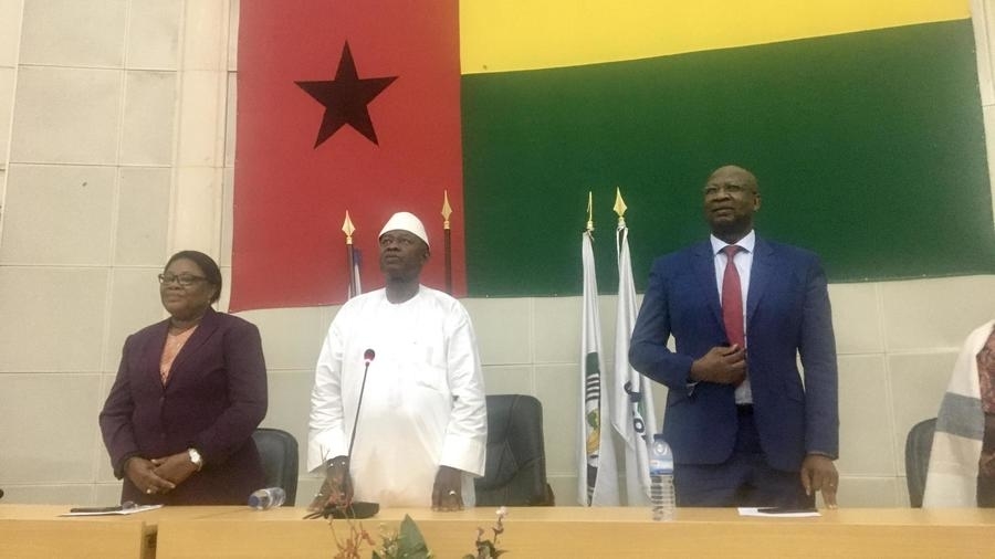 سيبريانو كاساما - في الوسط - رئيس الجمعية الوطنية المنصب رئيسا في غينيا بيساو
