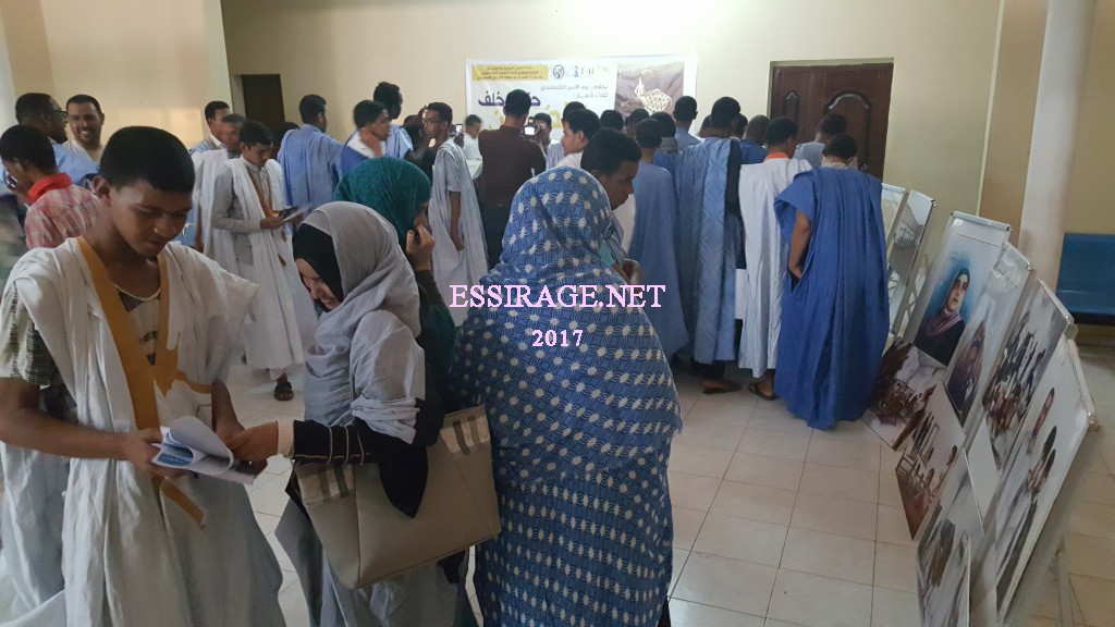 " بعض الشباب يتجولون بين صور الأسري "