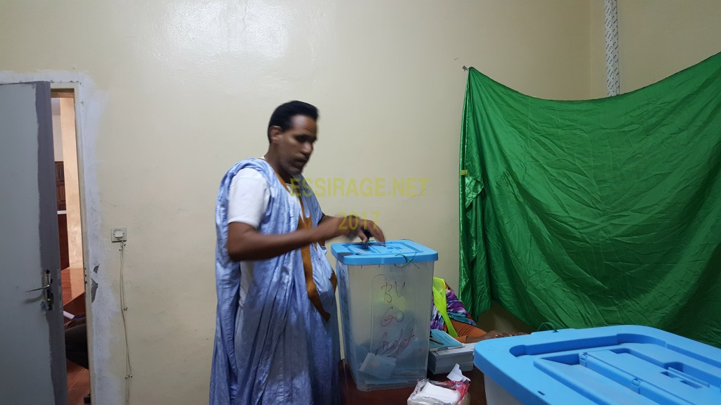 " أحد المصوتين "