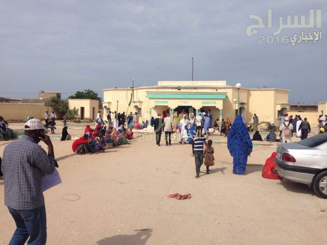 عشرات المواطنين فى انتظار الإحصاء