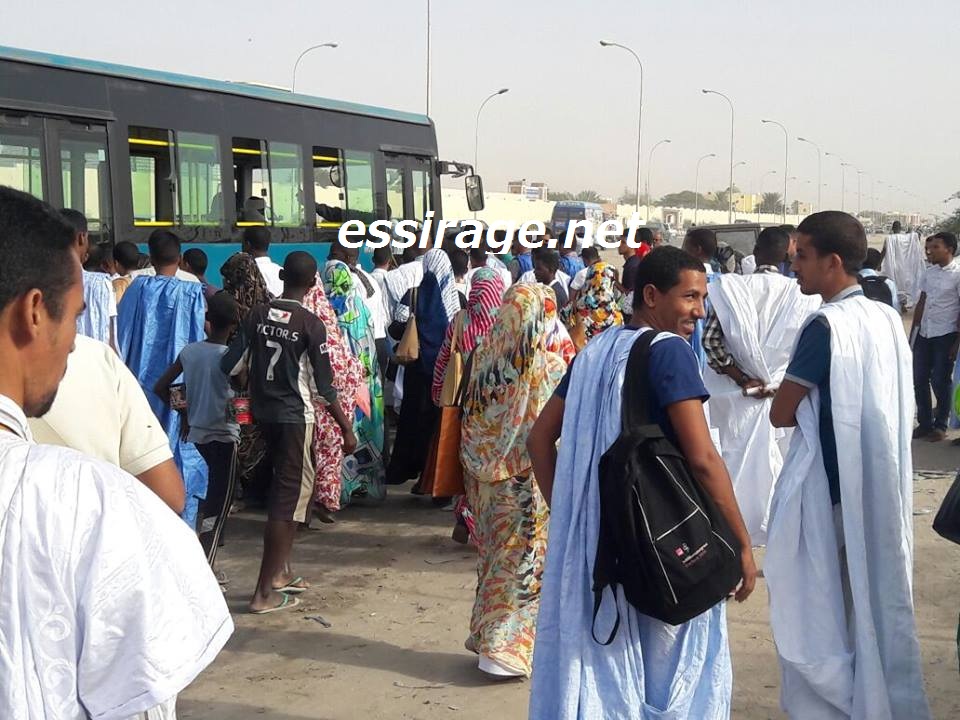" بعض الطلاب يستعدون للصعود إلى الباص "