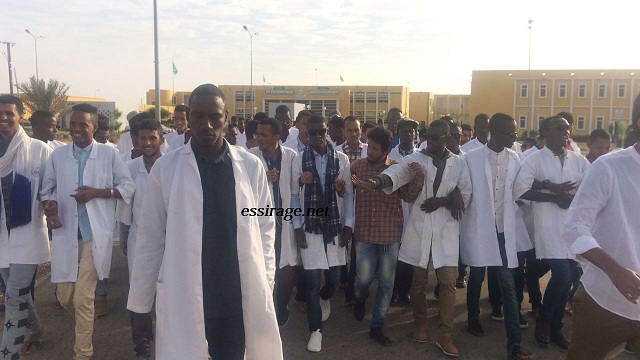 بعض الطلاب المضربين 