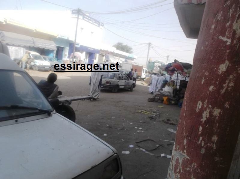 "مشهد عام من السوق وبعض المحلات التجارية"
