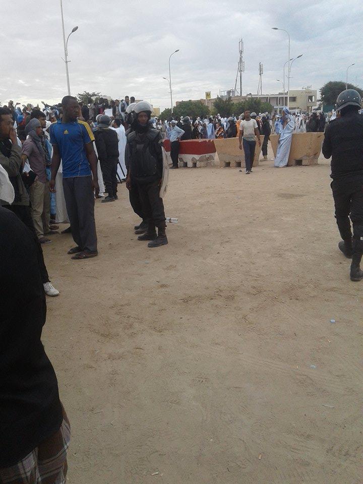 " الشرطة داخل الساحة مع المتظاهرين "