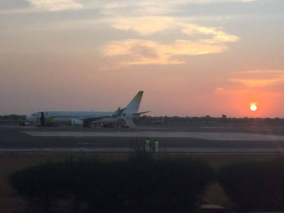 " طائرة موريتانية فى مطار بانجول "