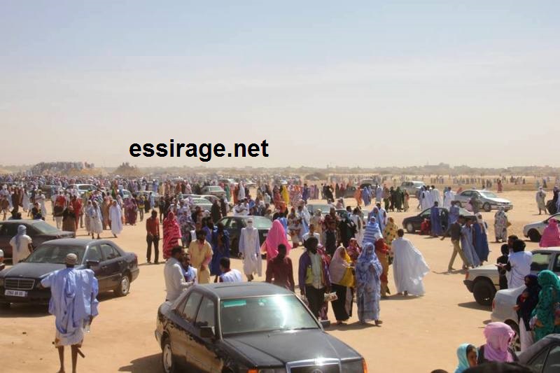 "الجماهير وهي تغادر"