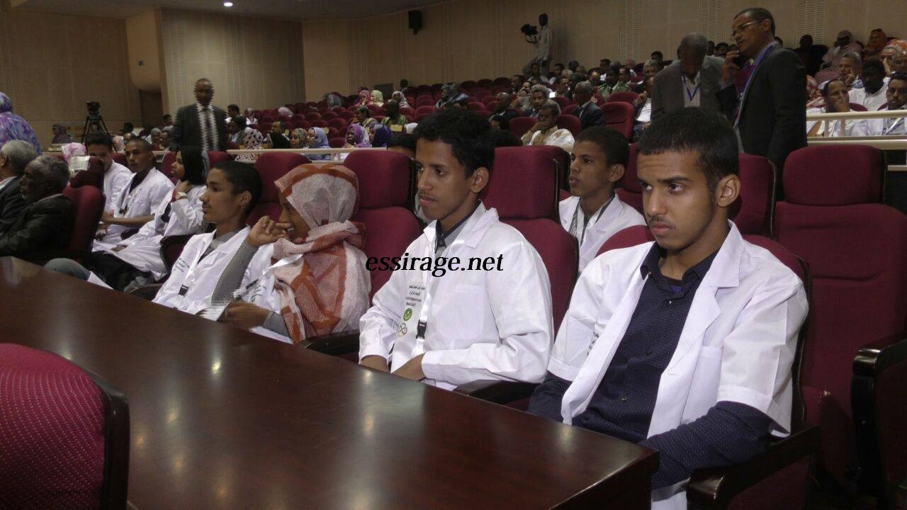" صورة لبعض الطلاب المتفوقين "