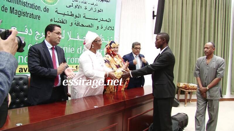 " كمبا با تسلم إحدي الجوائز "