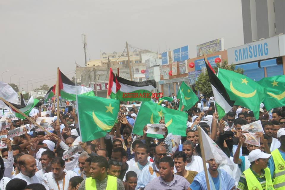 " أعلام موريتانية وفلسطينية خلال المسيرة "