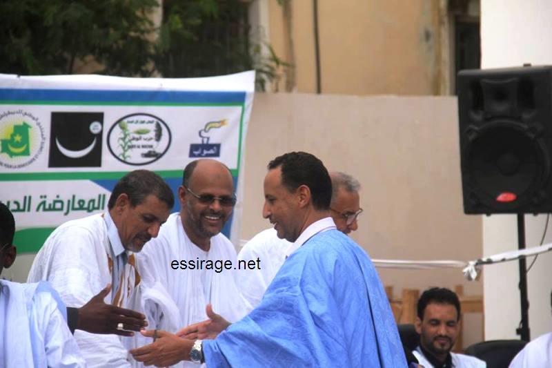 رئيس المنتدى مبتهجا بولد غده ورئيس حزب الوطن يستعد لمصافحته