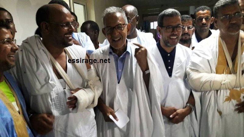 زعيم المعارضة الحسن ولد محمد وسلفه أحمد ولد داداه وبعض القادة المصابين والمتضامنين بعد تلقي العلاج