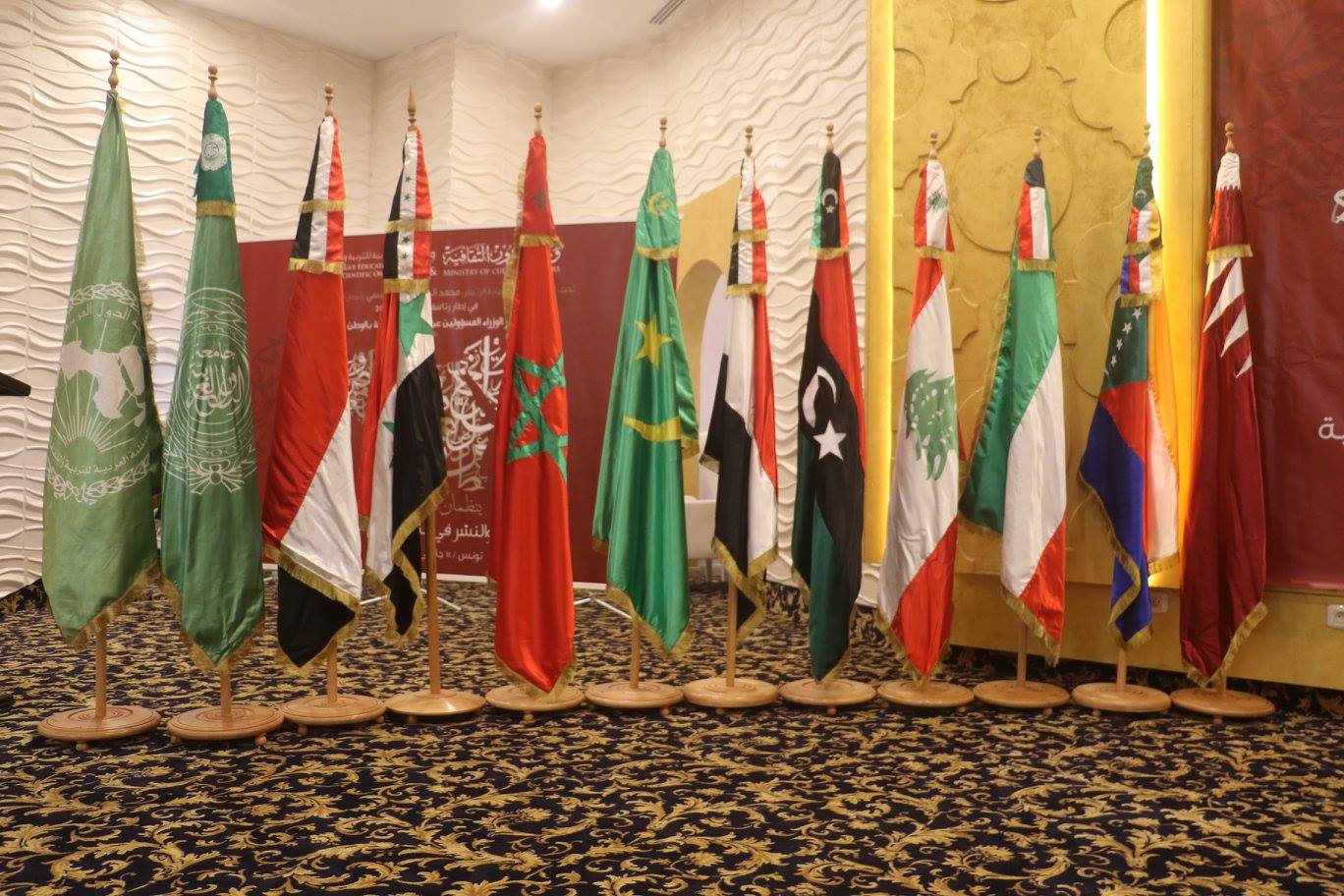 " صورة من خلف المؤتمرين "