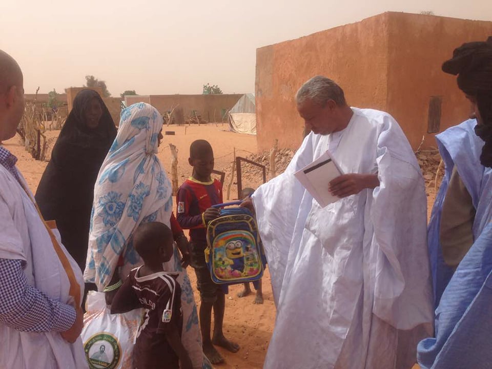 " خلال تقسيم حقائب مدرسية "