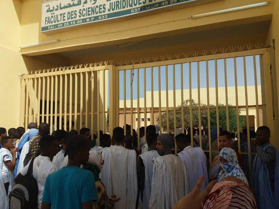 " الطلاب اليوم أمام باب الكلية"